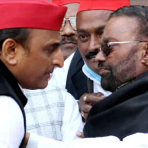 akhilesh and swami prasad maurya e1674560519127 स्वामी प्रसाद मौर्य से सपा ने झाड़ा पल्ला, अखिलेश भी हुए नाराज