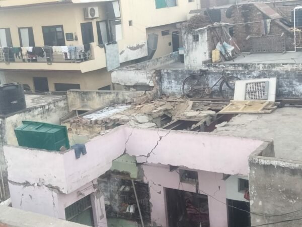 WhatsApp Image 2023 02 05 at 10.53.37 e1675575360223 Agra News: गीजर फटने से गिरी मकान की छत, मलबे में दबे पति-पत्नी और मासूम बेटी घायल
