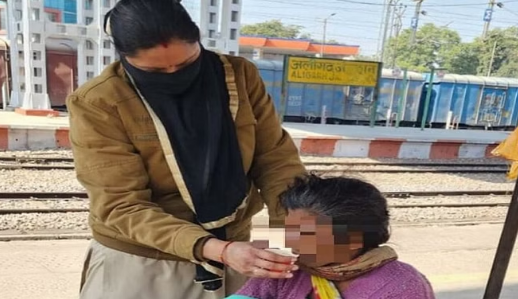 aarakshi Aligarh News: महिला चलती ट्रेन से गिरी तभी देवदूत बनकर आरक्षी ने बचाया