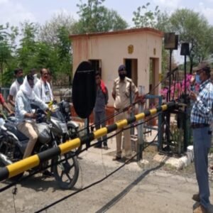 11 06 2021 railway crossing 256 e1679057336332 बरहन रेलवे फाटक दो दिन के लिए रहेगा बंद