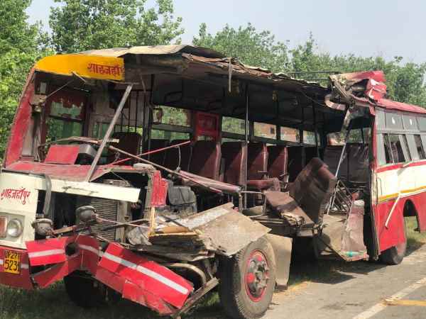 bareilly bus accident UP के बरेली से हिमाचल प्रदेश जा रही थी बस, ट्रक से हुई भिड़ंत, 8 लोगों की मौत, 15 घायल