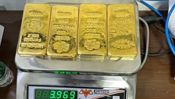 four gold bars igi airport international flight e1678022355675 सोना और चांदी में गुरुवार को आई उछाल, खरीदने से पहले जानें ताजा भाव