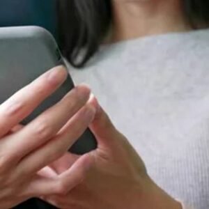mobile पति-पत्नी में तकरार का अहम मुद्दा बना SmartPhone, मोबाइल के लिए हसबैंड को भी छोड़ने को तैयार