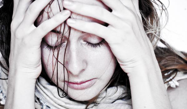 women crying महिलाओं के आंसू की गंध से आखिर क्यों पिघल जाते है मर्द! जानिए ये रोचक जानकारी