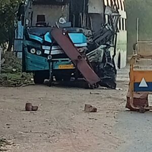 bus 1 आगरा जयपुर हाईवे पर बस पलटी, दर्जनभर यात्री घायल