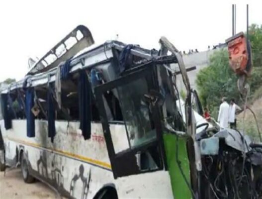 bus accident e1680443180649 पाकिस्तान में 'ब्लैक संडे': दो बड़े सड़क हादसों में 37 की मौत, कई घायल