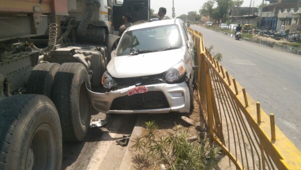 dumper e1681315780219 आगरा-ग्वालियर हाइवे पर डंपर ने कार को मारी टक्कर, कार सवार बाल-बाल बचे