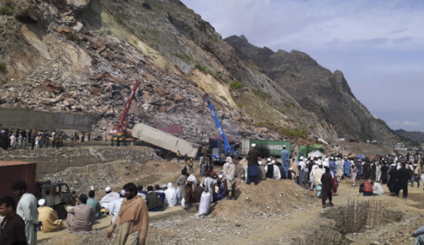 landside in pakistan e1681814424986 पाकिस्तान में भीषण भूस्खलन, कई ट्रक जमींदोज