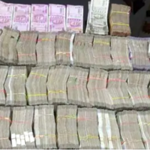 money e1680422368870 यात्रियों से एक करोड़ रुपये से भरे बैग को जीआरपी टीम ने छीना, 4 सिपाही समेत 5 गिरफ्तार