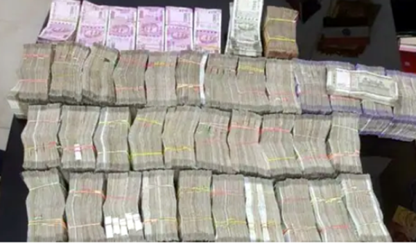 money e1680422368870 यात्रियों से एक करोड़ रुपये से भरे बैग को जीआरपी टीम ने छीना, 4 सिपाही समेत 5 गिरफ्तार