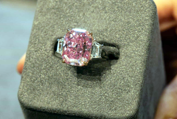 pink diamnod e1680763826691 35 मिलियन डॉलर से भी ज्‍यादा में बिकेगा दुर्लभ गुलाबी हीरा