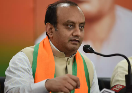 sudhanshu trivedi टोपी मफलर मुखौटा और आप के सिर की छत भी गई