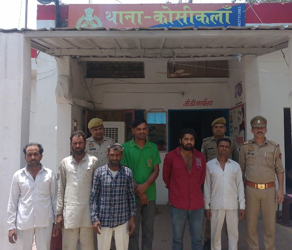 IMG 20230518 WA0503 e1684427470442 मथुरा में डग्गामार पर चला पुलिस का चाबुक