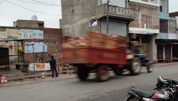 IMG 20230526 WA0343 e1685100069726 किरावली के मुख्य बाजार में होकर दौड़ रहे खनन के वाहनों का वीडियो वायरल