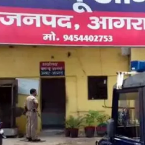 POLICE CHOUKI Agra : पुलिस चौकी के बाहर युवक ने काटा अपना गला- हालत नाजुक