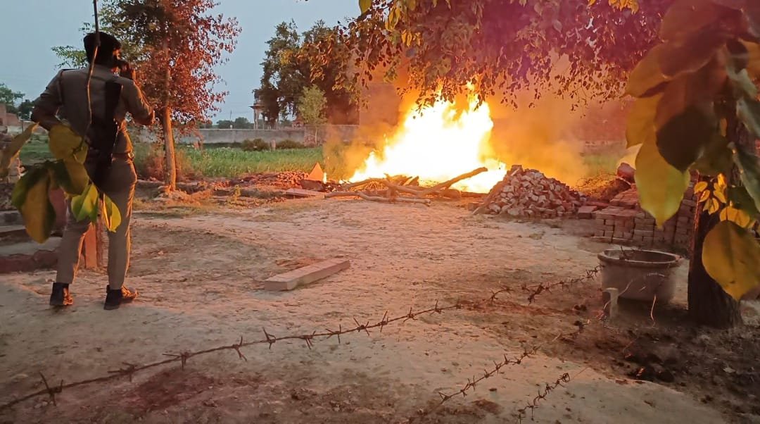 IMG 20230607 WA0615 बीएसएनएल की पुरानी केबिलों में लगाई आग, कस्बा में फैला धुंआ