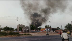 IMG 20230607 WA0637 बीएसएनएल की पुरानी केबिलों में लगाई आग, कस्बा में फैला धुंआ