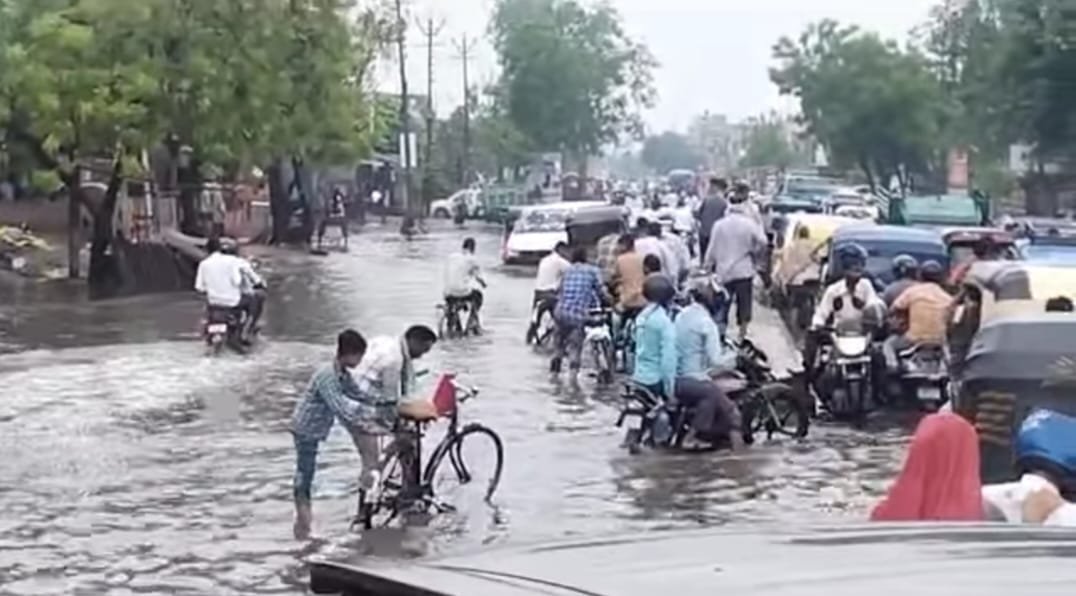 IMG 20230621 WA0547 आगरा धनोली-जगनेर मुख्य रोड की दशा हुई खराब, नाला निर्माण कार्य की धीमी गति से हो रही जनता को परेशानी