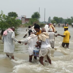 31mathurauph01   यहां तो जान जोखिम में डाल परिक्रमा पूरी कर रहे श्रद्धालु