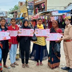 women constable जैतपुर कस्बे में महिला पुलिसकर्मियों ने महिला सशक्तिकरण का पढ़ाया पाठ