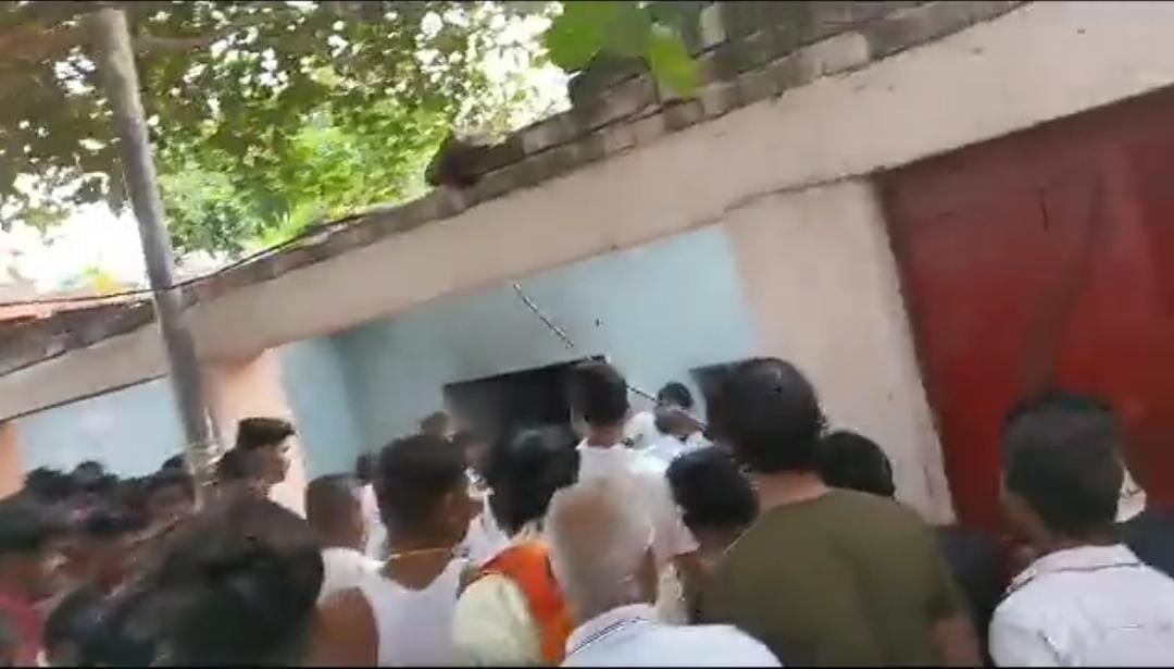 IMG 20230807 WA0592 Agra Breaking : बड़ा हादसा, पूजा के दौरान गिरी मंदिर की छत, एक की मौत