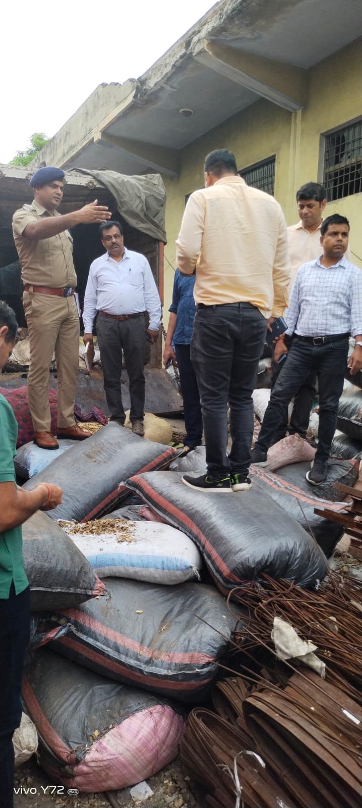 Agra news : साढ़े नौ करोड़ रुपए का ड्रग्स बरामद, ट्रक में थे डोडा पोस्त के 180 बोरे