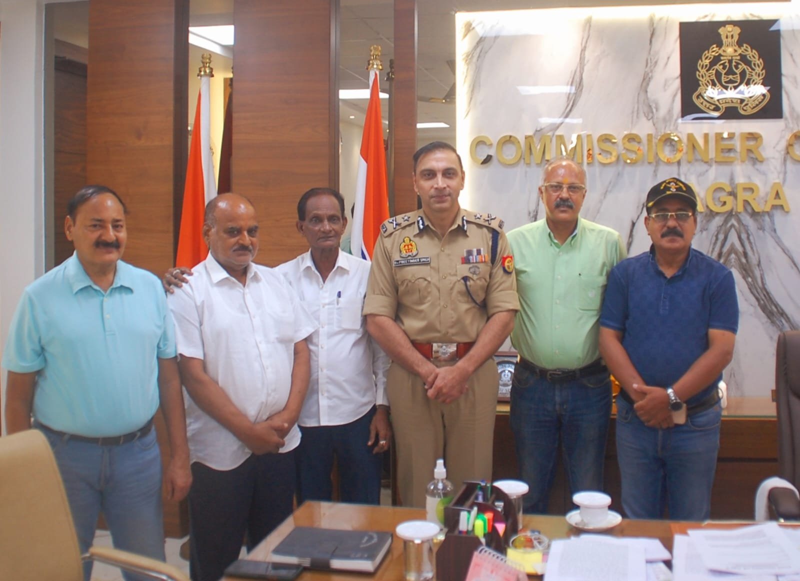 Cod Agra सिविल सोसाइटी ऑफ आगरा का प्रतिनिधिमंडल आगरा पुलिस कमिश्नर से मिला ...
