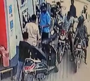 petrol pump Agra News : स्कूटी की डिग्गी से उड़ाए तीन लाख रुपये