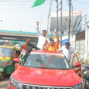 tiranga झंडारोहण के बाद निकाली तिरंगा यात्रा, आगरा-जलेसर बस एसोसिएशन के अध्यक्ष ने दिखाई हरी झंडी