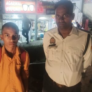 traffice police Agra News : सड़क पर अकेला भटक रहा था बच्चा, ट्रैफिक पुलिसकर्मी ने दिखाया मानवीय चेहरा, ये है पूरा मामला
