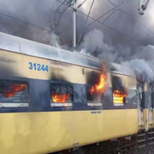 train me aag ट्रेन में लगी भीषण आग, आठ लोगों की मौत