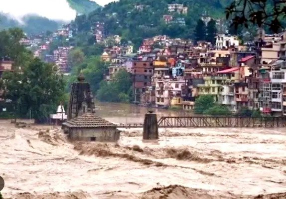 BARISH मानसून की बारिश ने भारत में मचाया कहर, हिमाचल प्रदेश, उत्तराखंड और उत्तर प्रदेश में कम से कम 12 लोगों की मौत