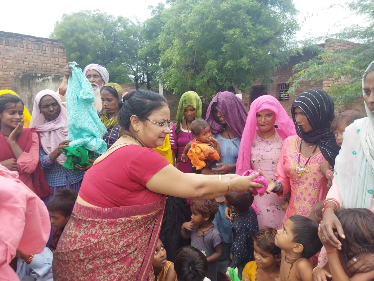 IMG 20230909 WA0395 खेरागढ़ में अन्त्योदय फाउंडेशन द्वारा बांटे गए जरूरतमंदों को कपड़े