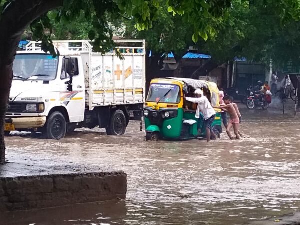 rain in up e1694423870787 Weather: उत्तर भारत में भारी बारिश का कहर, कहीं फटे बादल तो कहीं भूस्खलन; पहाड़ से मैदान तक जनजीवन अस्त-व्यस्त; पढ़ें ताजा अपडेट्स