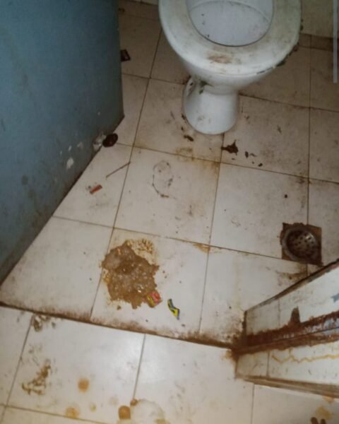 toilet 1 e1694443004119 Agra News : सीएचसी अछनेरा का हाल बेहाल, शौचालयों में फैली गंदगी, वीडियो वायरल