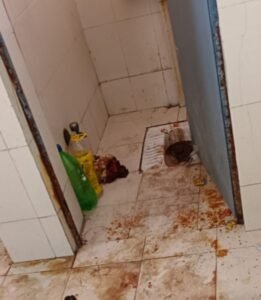 toilet UP : सुविधा शुल्क का हो रहा बोलबाला, अव्यवस्थाओं को नहीं कोई देखने वाला, परिसर में गंदगी से बुरा हाल, पानी के लिए भटक रहे मरीज, बिना सुविधा शुल्क दिए नहीं हो रहा कोई काम