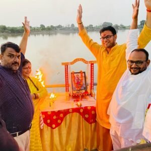 yamuna arti Agra News : दो बच्चों की पढ़ाई की जिम्मेदारी के साथ हुई यमुना आरती, सनातन धर्म के बारे में टिप्पणी करने वालों की बुद्धि शुद्धि की प्रार्थना