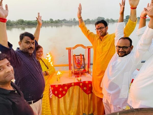 yamuna arti e1693832765122 Agra News : दो बच्चों की पढ़ाई की जिम्मेदारी के साथ हुई यमुना आरती, सनातन धर्म के बारे में टिप्पणी करने वालों की बुद्धि शुद्धि की प्रार्थना