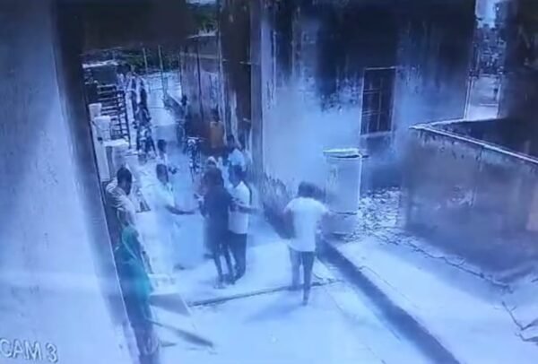 1 54 e1697554395944 दबंग शिक्षक ने छात्र के ऊपर बोला हमला, सोशल मीडिया पर वीडियो वायरल