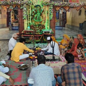 2 1 प्राचीन मातारानी के मंदिर में भक्तों ने कराया हवन पूजन, मंदिर में भक्तों ने किया प्रसाद वितरण व कराया कन्या भोज