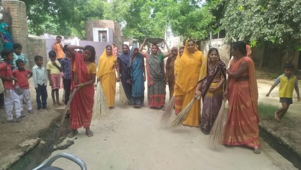 समूह सखियों ने गांधी जयंती पर गांव दुर्जीपुरा में किया सफाई अभियान