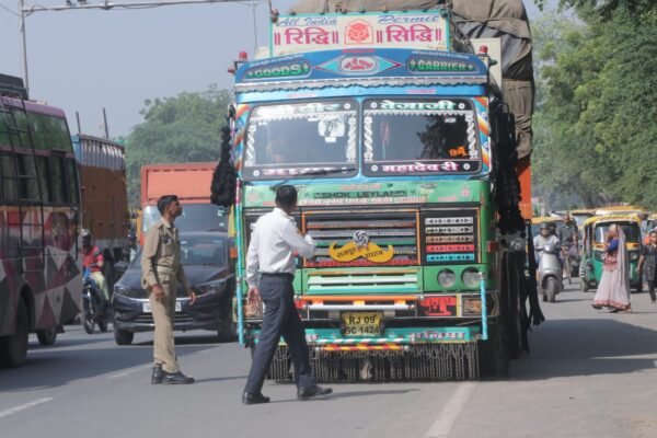 4 9 e1697640207309 आगरा: यातायात पुलिस ऑनलाइन सुविधा शुल्क वसूली में लगी, बाहरी नंबरों के वाहनों को निशाना बनाया जा रहा