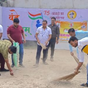 IMG 20231002 WA0670 घिरोर में व्यापार मंडल के सदस्यों ने किया श्रमदान और बूंदी वितरण