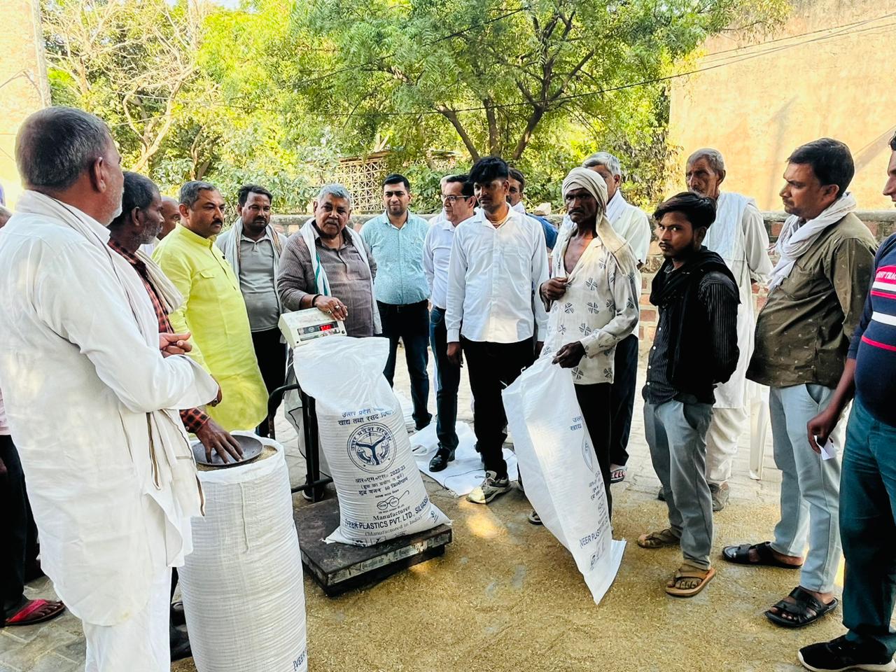 IMG 20231007 WA0492 विधायक चौधरी बाबूलाल ने खरीद केंद्र का किया औचक निरीक्षण