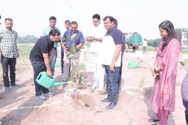 RAILWAY e1696180565925 स्वच्छता ही सेवा दिवस के उपलक्ष्य में रेलवे ने किया वृक्षारोपण