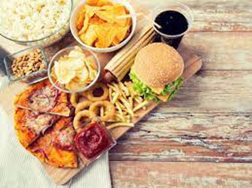 fast food अत्यधिक प्रसंस्कृत खाद्य पदार्थों का उपयोग मानसिक स्वास्थ्य में गिरावट का कारण बन सकता है: अध्ययन