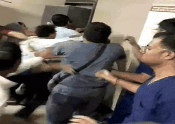 medical college UP : मेडिकल कॉलेज में डॉक्टरों ने बच्चे के परिजनों से की मारपीट, वीडियो वायरल