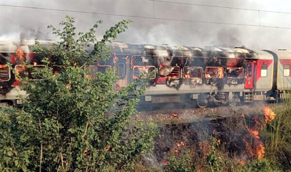 train e1698236223786 आगरा : पातालकोट एक्सप्रेस के दो डिब्बों में लगी आग, दो यात्री झुलसे