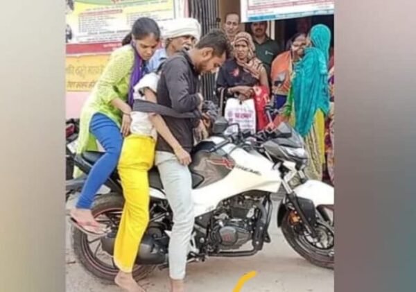 1 40 e1699451777579 UP News : बहन का शव मोटरसाइकिल से ले जाने का वीडियो वायरल, दो चिकित्सकों पर कार्रवाई