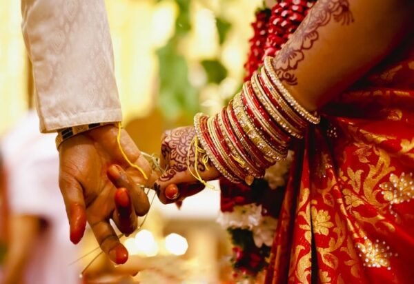 Indian Marriage e1700303272872 मंदिर में शादी, पुलिस के साये में थाने से विदाई...बड़ी मज़ेदार है टीचर-प्रिंसिपल की ये लव स्टोरी